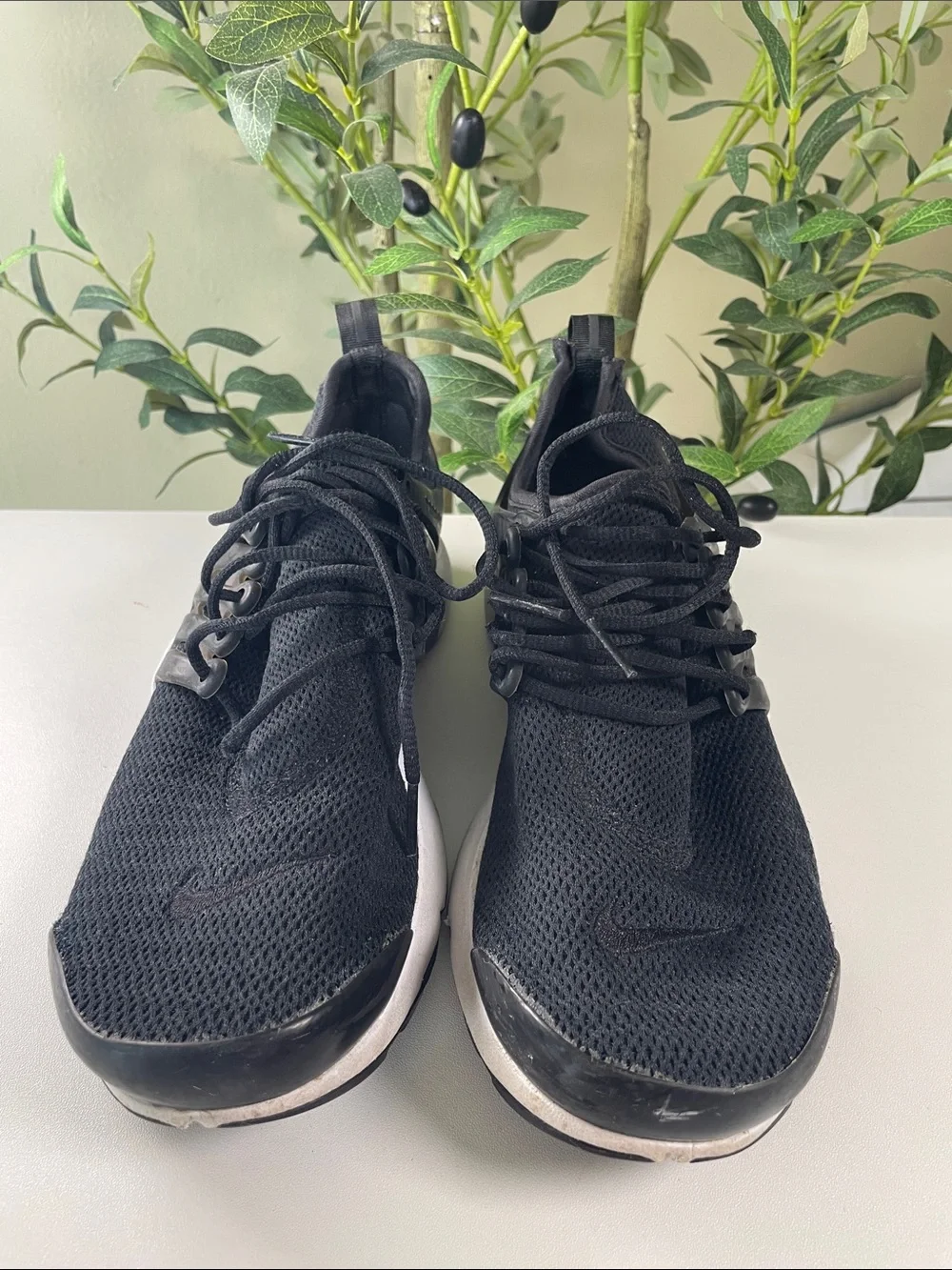 Nike Men’s Black Knit Lace-Up Sneakers with White Midsole